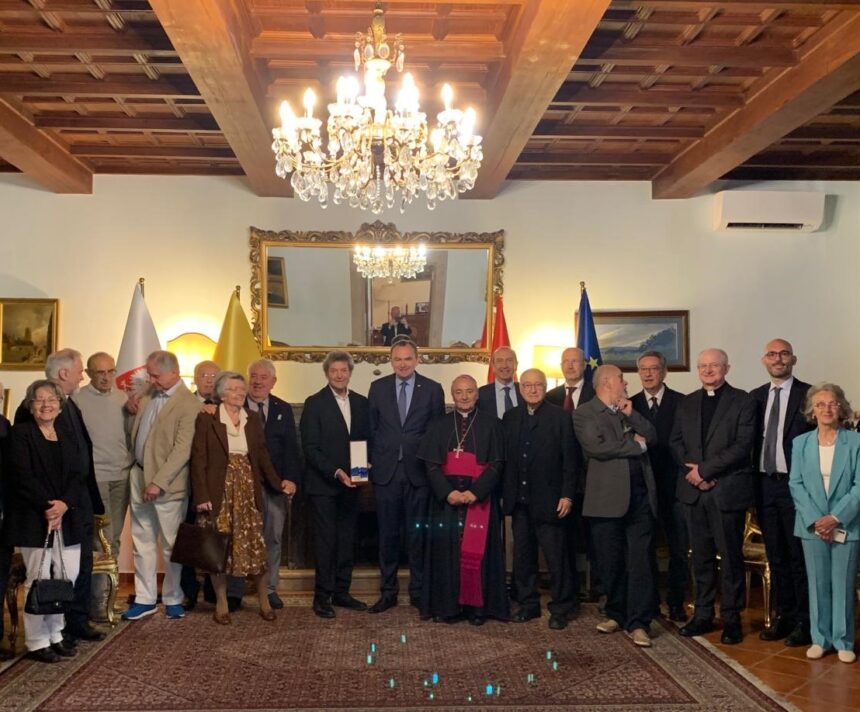 All’Ambasciata di Polonia presso la Santa Sede cerimonia di consegna della Croce di Commendatore dell’Ordine al Merito a Don Francesco Ricci